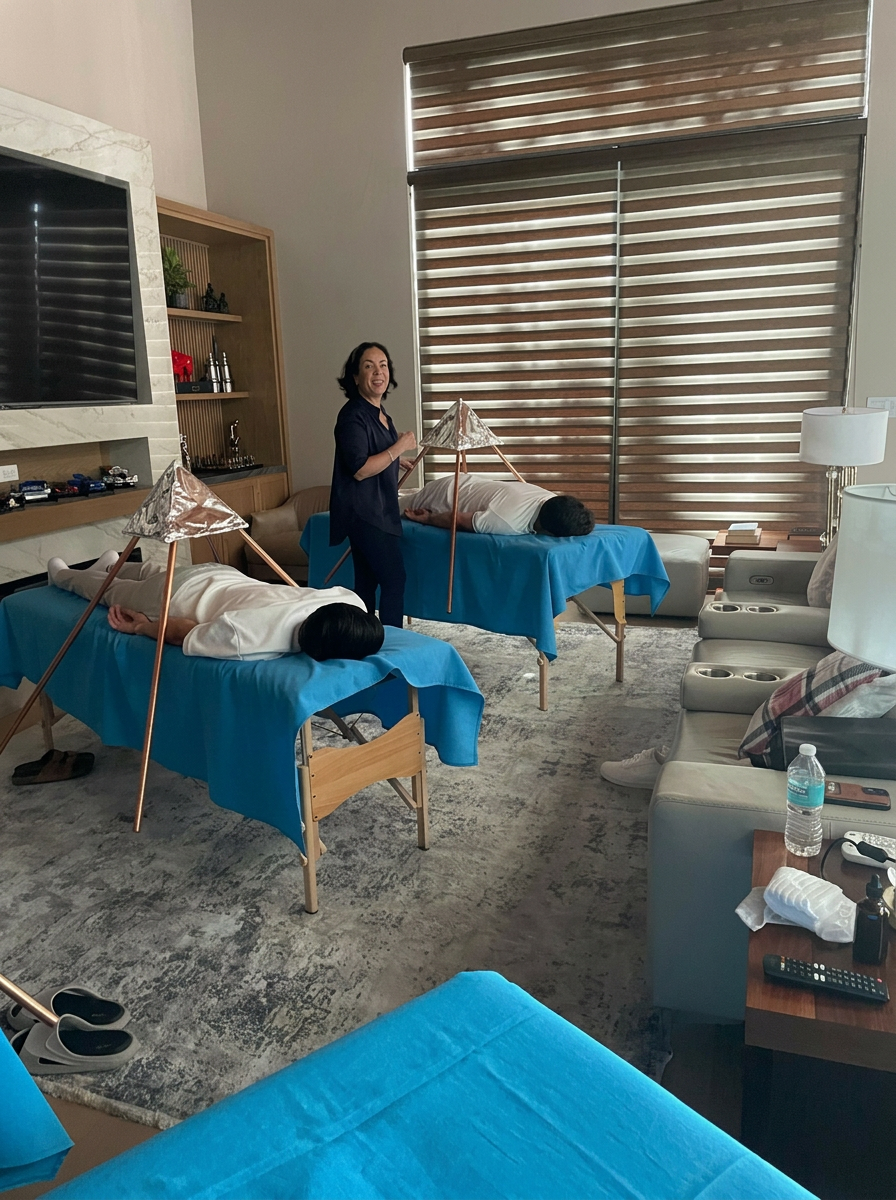 Sesión de terapia piramidal con dos personas en descanso